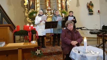 Bild: gi
Weihnachtslesung mit Helene Rolle in Oberpfälzer Mundart, begleitet vom Eslarner Dreigesang. Am Schluss gab es anhaltenden Beifall.