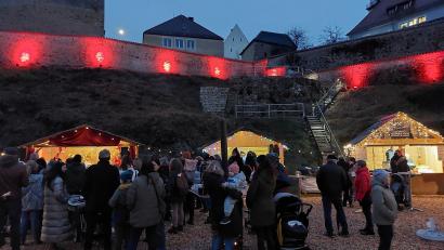 Bild: mfh
Das Ambiente des Weihnachtsmarkts Auf der Schanze mit der rot angestrahlten Stadtmauer ist einzigartig.