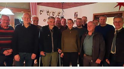 Bild: Landratsamt Tirschenreuth/exb
Im Bild von links Siegfried Trottmann, Erwin Möhrlein, Manfred Haas, Hans Rösch, Berthold Popp, Horst Fischer, Karin Wöhrl, Jörn Schedl, Klaus Krützfeld, Konrad Zier, Hubert Platzer, Andreas Krassler und Landrat Roland Grillmeier. Nicht im Bild: Rudolf Gürtler, Martin Troitzsche, Josef Ernst und Wolfgang Haberzeth.