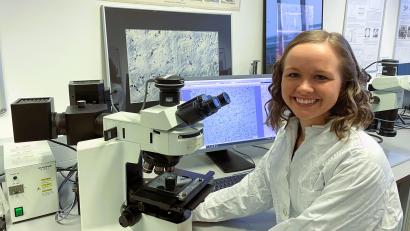 Bild: Theresa Weilhammer/exb
Der Blick durchs Rasterelektronen-Mikroskop gehört zum Alltag von Jessica Kloiber. Nur so kann sie herausfinden, wie perfekt die Oberfläche eines potenziellen Implantats ist. Das Bayernwerk hat ihre wissenschaftliche Leistung mit einem Kulturpreis gewürdigt.