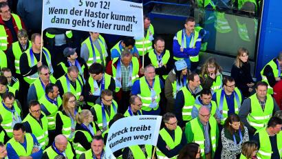 Archivbild: Petra Hartl
"Wenn der Hastor kummt, dann geht's hier rund": Im April 2017 protestieren 700 "Grammerer" in Haselmühl gegen den Investor.