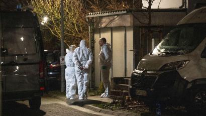 Bild: Bernd Weißbrod /dpa
Spurensicherer der Polizei an einem Fundort von zwei Leichen in Bietigheim-Bissingen.