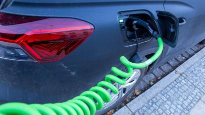 Bild: Jens Büttner /dpa
Die Förderung von Elektroautos läuft aus.