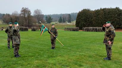 Bild: lg
Vor dem angetretenen Bataillon wird in militärisch feierlicher Form der Führungswechsel bei der 3. Kompanie (Foto) sowie beim Stabszug vorgenommen.