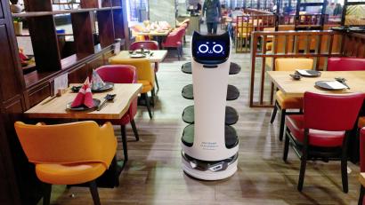 Symbolbild: Henning Kaiser/dpa
Maschine statt Mensch: Roboter helfen in Restaurants beim Servieren.