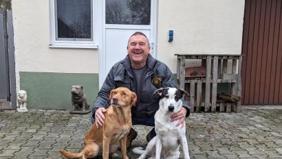 Bild: wrl
Die Tiere im Tierheim Schwandorf brauchen ein neues Dach über dem Kopf. Kassier Volker Olbrich ist optimistisch, dass die Spendenbereitschaft dafür groß ist.
