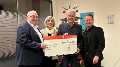 Bild: Sparkasse/exb
Geschäftsstellenleiter Ulrich Höcker, stellvertretende Filialdirektorin Monika Höllerer, Bürgermeister Robert Lindner und Vorstandsvorsitzender Gerhard Hösl (von links) bei der Übergabe des symbolischen Spendenschecks.