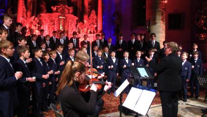 Bild: stg
Die Regensburger Domspatzen unter der Leitung von Kathrin Giehl stimmten die Zuhörer in der Kemnather Stadtpfarrkirche auf Weihnachten ein.