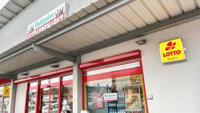Bild: glb
Im Markgrafen-Getränkemarkt in Grafenwöhr befindet sich auch eine Lotto-Annahmestelle, wie auf dem gelben Schild samt roter Aufschrift zu sehen ist.
