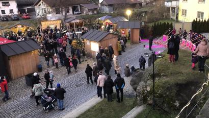 Bild: wro
Als am Samstagnachmittag die Alphornbläser aus Großkonreuth (rechts) aufspielten, war schon einiges los auf dem Adventsmarkt in Falkenberg. Mit Einbruch der Dunkelheit nahm der Besucherzustrom dann noch deutlich zu.