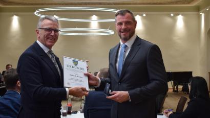 Bild: szl
Huberth Rosner (rechts) erhielt für seine Verdienste als Sport- und Jugendbeauftragter und als Stadtrat die Bürgermedaille in Bronze aus den Händen von Bürgermeister Franz Stahl (links).
