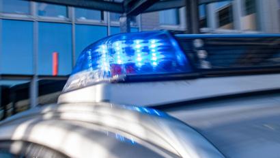 Bild: David Inderlied/dpa/Symbolbild
Ein Blaulicht leuchtet auf dem Dach eines Polizeiwagens.