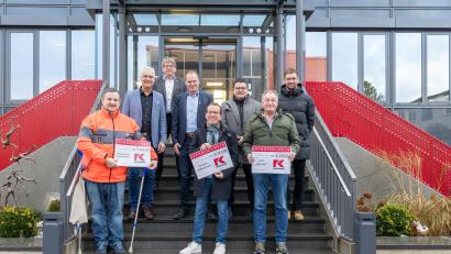 Bild: Tanja Schedl/Kassecker/exb
Gesellschafter und Geschäftsführer Josef Andritzky mit den Geschäftsführern Arno Schwarz und Tobias Bauernfeind (Zweiter bis Vierter von links) zusammen mit den glücklichen Spendenempfängern – Helmut Zeitler (links) vom BRK Waldsassen, Wolfgang Horn und Markus Braun vom Kunsthaus Waldsassen sowie Edgar Wenisch und Wolfgang Pötzl vom Verein „Kopf hoch“ aus Konnersreuth.