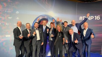 Bild: exb
Großer Jubel und Freude bei Schott. Das Team freute sich über gleich zwei silberne Kugeln bei der feierlichen Preisverleihung des Deutschen Nachhaltigkeitspreises (DNP) in Düsseldorf.