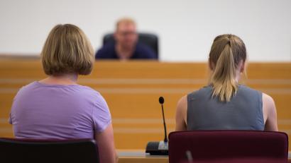 Symbolbild: Silas Stein/dpa
In der gestellten Szene sitzt eine Prozessbegleiterin (links) in einem Gerichtssaal im Landgericht in Hannover (Niedersachsen) neben einem Gewalt-Opfer. Im Hintergrund ist ein Richter zu sehen.