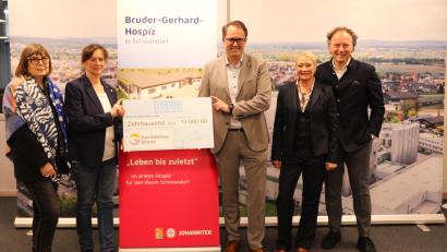 Bild: K. Pollinger/exb
Gisela Pöhler (Vorsitzende Hospizverein Schwandorf) Sabine Sudler (Johanniter Ostbayern) und Matthias Walk (Johanniter Ostbayern) nehmen im Beisein von Gabriele Wittleben (Zweite Bürgermeisterin Schwarzenfeld) von René Guhl (Geschäftsführer Privatmolkerei Bechtel) (von links) den Scheck entgegen.