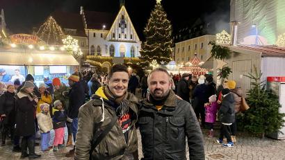 Bild: upl
Wiedersehen am Amberger Weihnachtsmarkt: Vlasios Kondis (links) aus Griechenland und Christian Lorenz.