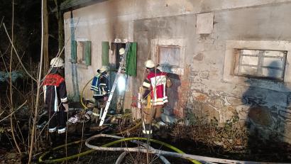 Bild: nic
Im Wohnhaus eines landwirtschaftlichen Anwesens in Großkonreuth brach in der Nacht von Samstag auf Sonntag ein Brand aus. Die Einsatzkräfte löschten den Brand und konnten ein Übergreifen auf andere Räume oder Gebäude verhindern.