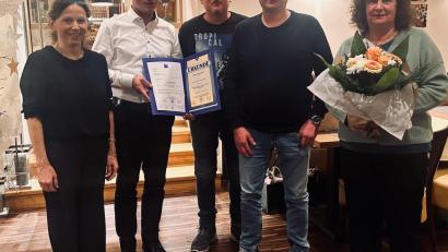 Bild: dob
Sabine und Peter Dobner (von links) würdigten bei der Weihnachtsfeier im Gasthof "Drei Lilien" langjährige und treue Mitarbeiter.
