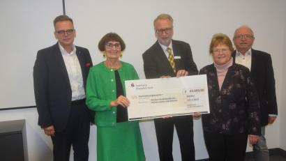 Bild: fz
Bernhard Steghöfer, Dr. Gabriele Hagemann (von rechts), Alexander Brittinger und Waltraud Koller-Girke übergeben den Spendenscheck über 44000 Euro an Klinikumsdirektor Matthias Meier (Mitte).