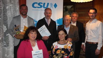 Bild: heb
Die CSU Tirschenreuth ehrte beim Jahresabschluss langjährige und verdiente Mitglieder. Im Bild (sitzend, von links) Ehrenmitglied Olga Luft und Doris Schön sowie (stehend, von links) Huberth Rosner, Alois Kraus und Wolfgang Foierl, Zweiter Bürgermeister Peter Gold und Vorsitzender Sebastian Wiedemann.