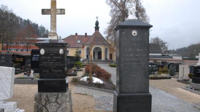 Bild: pop
Das Mehrfachgrab und im Hintergrund das Leichenhaus gehören dem Markt Schmidmühlen.