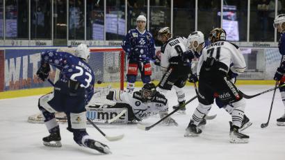 Bild: Tobias Neubert
Die Blue Devils fertigten am Sonntag den EV Füssen mit 8:2 ab. Hier schießt Daniel Bruch zum 8:1 ein.