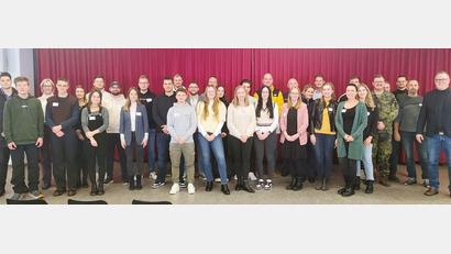 Bild: Stiftland-Gymnasium/exb
Vertreter der Unternehmen und beteiligte Schülerinnen und Schüler mit Oberstudienrat Sascha Häcker (rechts) und Studiendirektor Martin Putzlocher (Dritter von rechts).