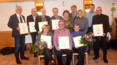 Bild: fz
Die Gemeinde Etzenricht zeichnet Ehrenamtsträger mit Bürgermedaillen in Gold und Silber aus. Renate Müller, Manfred Herrmann und Maria Smola (sitzend von links) wird die "Goldene" von Bürgermeister Martin Schregelmann (hinten vierter von rechts) verliehen.