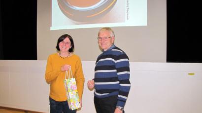 Bild: Renz/exb
Hermann Erl, Vorsitzender des Imkervereins Nabburg, übergibt an die Referentin des Abends, Renate Feuchtmeyer, ein kleines Dankeschön.