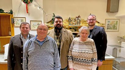 Bild: ASP/exb
Zweiter Bürgermeister Günter Koller (von links), Ehrenvorsitzender Werner Reimer, Vorsitzender Stefan Frank, Ingrid Reimer sowie CSU-Vorsitzender Patrick Fröhlich,