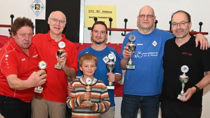 Bild: gf
Mit glücklichen Siegern endete die offene Bayerische Meisterschaft im Tipp-Kick Sporttischfußball. Von links: Jürgen Prem und Ralf Henn (Doppel-Meister), Sebastian Wagner (Meister), Thomas Krätzig (Vize-Meister) und Knut Amis (Dritter). Vorne Leon Stegmaier, der Bayerische Juniorenmeister.