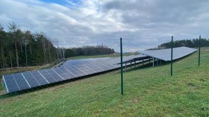 Bild: cv
Die Gemeinde Schmidgaden will bei PV-Anlagen, hier die bestehende in Hartenricht, das Heft nicht ganz aus der Hand geben. Sie behält sich eine Einzelfallprüfung vor.