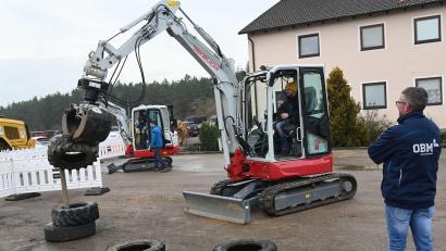 Bild: gf
An dieser Station mussten mit einem Mini-Bagger alte Reifen gestapelt werden. Ein zeitliches Limit gab es nicht.