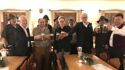 Bild: mma
Gerne stießen die Jagdhornbläser mit (von links) dem Kirchenpfleger Georg Münch, dem Wirt Rainer Engelhardt, dem Hausherrn Dekan Dr. Christian Schulz,. Bürgermeister Bernhard Lindner und Wolfgang Böhm, dem Repräsentanten der Brauerei Bischofshof, an.