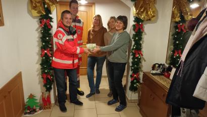 Bild: bjp
Den verbliebenen Erlös aus den Rückenbühl-Straßenfesten übergaben Christine Reis, Veronika Mühlhofer, Doris Bösl (von rechts) und Alfons Reis (nicht auf dem Bild) an Rotkreuz-Bereitschaftsleiter Thomas Rauch (links, mit Max Fuchs von den "Helfern vor Ort").