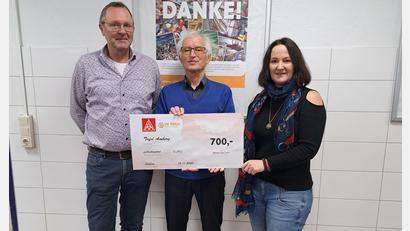 Bild: IG Metall Amberg/exb
700 Euro erhielt die Amberger Tafel. Von links: Udo Fechtner, Bernhard Saurenbach, Sabrina Feige.