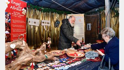 Bild: Petra Hartl
Unter dem Motto "Helfen macht Freude" steht die Sozialbude auf dem Amberger Weihnachtsmarkt; dies seit Montag, 18. Dezember, und noch bis Donnerstag, 21. Dezember. Auch der gehäkelte Engel von über 70 Frauen aus Tiwi werden dort vom Verein Asante in dem kleinen Austeller-Häuschen verkauft.