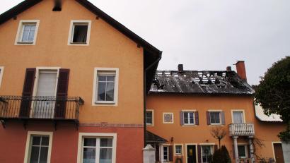 Bild: sir
Das Mehrfamilienhaus an der Berghamer Straße ist durch den Brand am Donnerstagabend schwer beschädigt worden. Vorerst ist das Gebäude gesperrt.