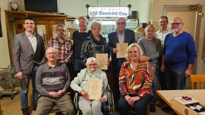 Bild: Gerhard Hegner/exb
Bei einem Ehrenabend dankt die CSU Hammerweg langjährigen Mitgliedern.