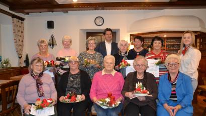 Bild: gi
Im Mittelpunkt der Weihnachtsfeier der Wassergymnastik im Gasthaus Bodensteiner in Moosbach standen Ehrungen für 35, 25, 20, 15 und 10 Jahre. Dazu gratulieren die Leiterin Lotte Hofmann (vorne, rechts) sowie BRK-Kreisgeschäftsführer Sandro Galitzdörfer und Tanja Gorisch.