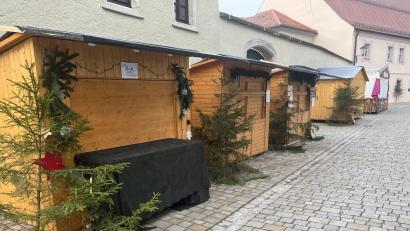 Bild: sns
Gefördert durch das Regionalbudget der ILE Schwarzach-Regen: Die Holzbuden, die beim Burgadvent im Einsatz waren.