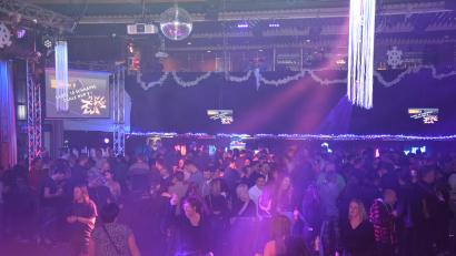 Bild: fla
Die Gäste genießen bei der Weihnachtsparty des Faschingsvereins das Ambiente in der Vohenstraußer Stadthalle.