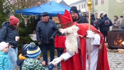 Bild: hme
Der Nikolaus brachte zur Neudorfer Dorfweihnacht Geschenke für die Kleinen mit.