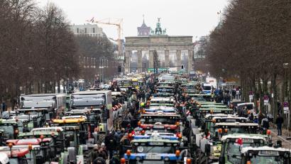 Bild: Fabian Sommer/dpa
Traktoren bis zum Brandenburger Tor: Der Deutsche Bauernverband hat zur Demo „Zu viel ist zu viel! Jetzt ist Schluss!“ aufgerufen.