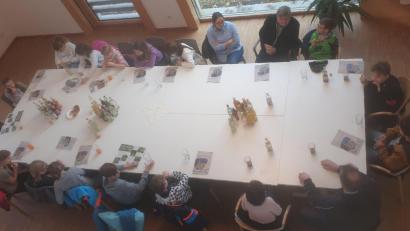 Bild: Sandra Klein/exb
Bei Brezen und Getränken unterhalten sich die Kinder mit Bürgermeister Reinhard Kreuzer ( vorne rechts).