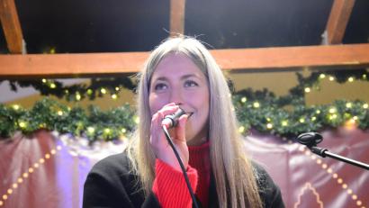 Bild: Kunz
Anna Schön singt am Christkindlmarkt in Weiden.