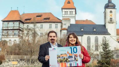 Bild: Maknetisch/exb
"MAK-netisch"-Vorsitzender Sebastian Macht (links) und Innenstadtkoordinatorin Theresa Grüner (rechts) stellten jetzt die neunte Motivserie des MAK-Gutscheins vor.