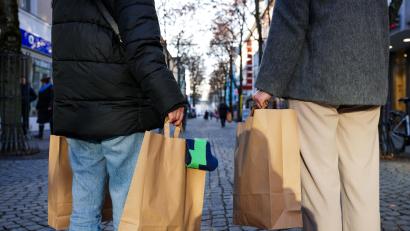 Bild: Marco Meier
Analog einkaufen in der Max-Reger-Straße, digital mit dem Stadtgeld bezahlen. Mit diesem Modell will die Stadt Weiden dem Internethandel ein Schnippchen schlagen.