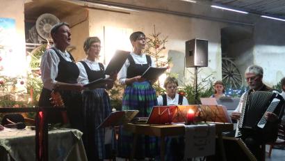 Bild: rha
Die Birgländer Sängerinnen und die Birgländer Stubenmusik lassen mit ihren Vorträgen die Besucher im Kirwastodl zur Ruhe kommen.